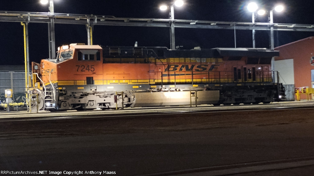 BNSF 7245 in the darkness 